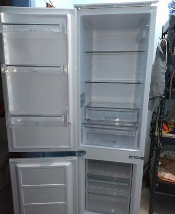 Вертикален комбиниран хладилник EXQUISIT за вграждане