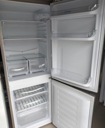 Вертикален комбиниран  хладилник  INDESIT